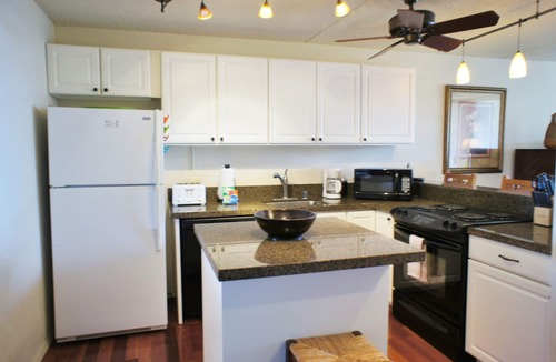 Historic Kailua Village Condo | 🏖️Walk to Kona Town | Ocean View | Concierge Included!