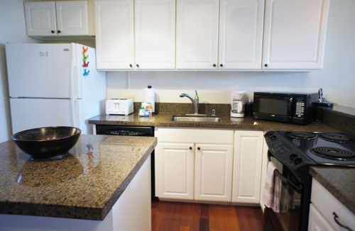 Historic Kailua Village Condo | 🏖️Walk to Kona Town | Ocean View | Concierge Included!