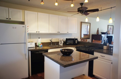 Historic Kailua Village Condo | 🏖️Walk to Kona Town | Ocean View | Concierge Included!