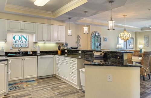 Indian Beach Condo | Walk to Ocean! Atlantic Beach Condo w/Pool Access