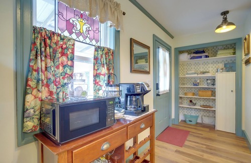 Cambridge Apartment | Walk to Park & River: Dog-Friendly Cambridge Gem