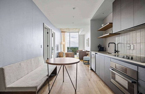 Rainey Street Historic District Condo | Walk to Rainey St | Heated Pool | Gym | Fireworks