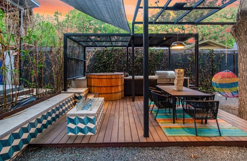 Zilker House | *Walk to Restaurants* Hot Tub | 8 Beds | Sleeps 15!