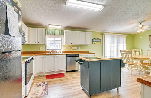 Garden City House | Walk to Surfside Beach: Home w/Pool Access