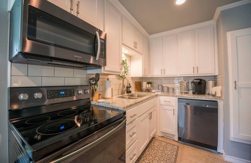 Brazos House | Walk to the Silos! 3 Bed 1960`s Bungalow near Bayl
