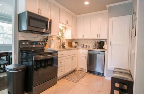Brazos House | Walk to the Silos! 3 Bed 1960`s Bungalow near Bayl
