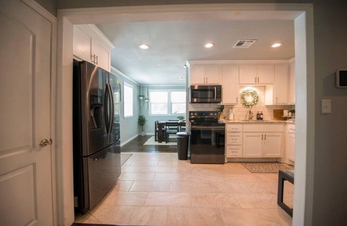 Brazos House | Walk to the Silos! 3 Bed 1960`s Bungalow near Bayl