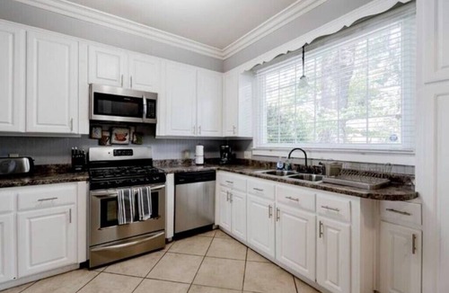 Rosewood House | Walk to USC/Devine Street - Cool Blue Bungalow - Pet Friendly!