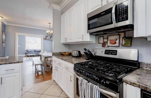 Rosewood House | Walk to USC/Devine Street - Cool Blue Bungalow - Pet Friendly!
