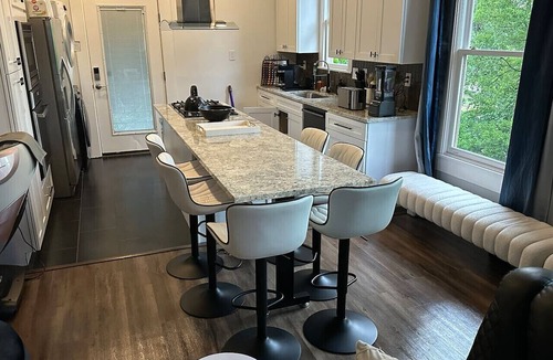 Hancock Apartment | 💫 Walk to UT|100` TV|Massage Chair|King Beds|Themes