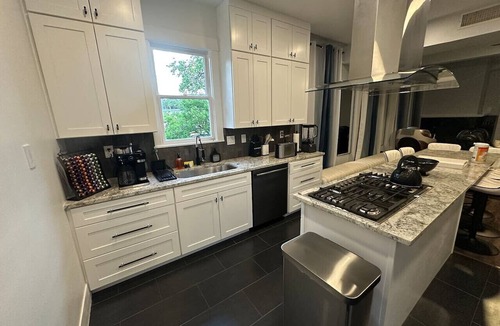 Hancock Apartment | 💫 Walk to UT|100` TV|Massage Chair|King Beds|Themes