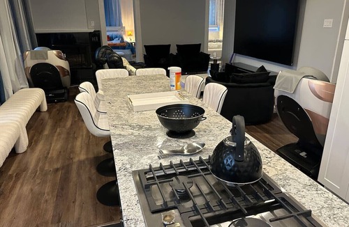 Hancock Apartment | 💫 Walk to UT|100` TV|Massage Chair|King Beds|Themes