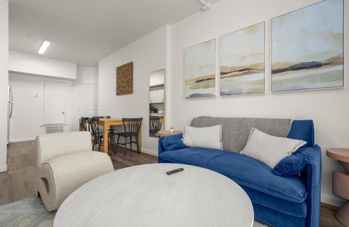West Campus Apartment | Walk to UT - Near Downtown- Sleeps upto 8 - Free Parking - Hi Speed WiFi - Limited time Offer