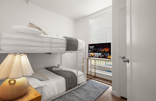 West Campus Apartment | Walk to UT - Near Downtown- Sleeps upto 8 - Free Parking - Hi Speed WiFi - Limited time Offer