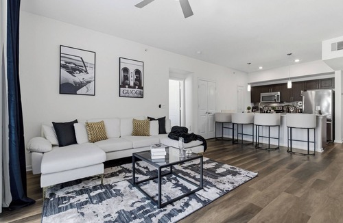North Burnet Apartment | Walkable Domain Stay: Steps to Top Dining & Luxury Shops