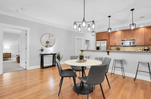 Old West Broad Neighborhood House | Walkable South Historic District 2BDR Retreat Near Forsyth Park | The Juliette