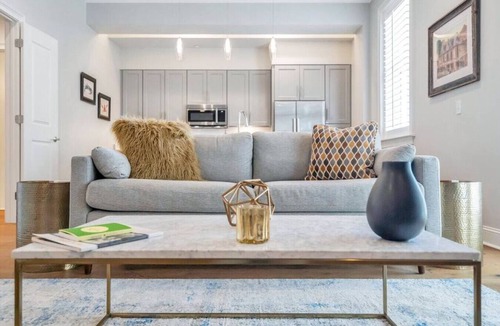 Central Business District Condo | Walkable St Charles Ave | Streetcars, Gym, Pool!