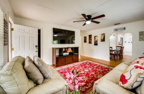 Griffin Heights House | Walkable to FSU Campus: Cozy Retreat w/Deck!