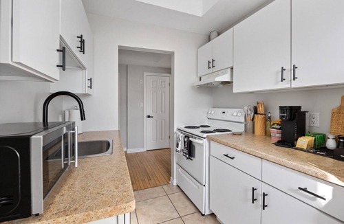 Walkerville Apartment | Walkerville Windsor | 3BR | 2 Private Apartments | Sleeps 6