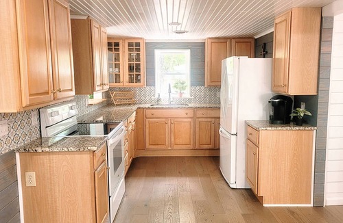 Tranquil Harbour Cottage | Walking Distance to the Beach 2 Bed 1 Bath Beach Cottage on beautiful Oak Island