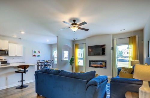 Loganville House | Walnut Grove Haven: Spacious Retreat w/ Fireplace!
