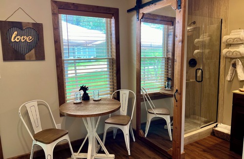 Lone Jack Bed & Breakfast | Walnut Waters Bed & Breakfast