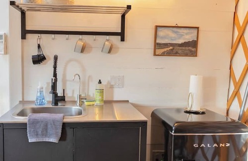 Dripping Springs Cabin | Wanderin' Star Farms - The Nest