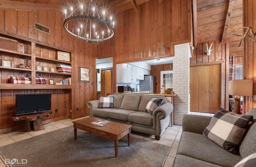 Uncertain House | Warm, Rustic Lodge with private dock access steps away, featuring a firepit, outdoor dining, and cornhole for laid-back nights.