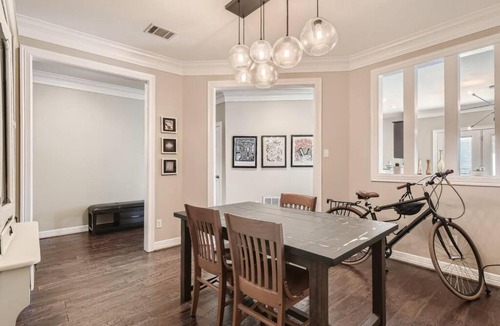 West Campus Apartment | Warm Suburban 3BR Townhome near DT