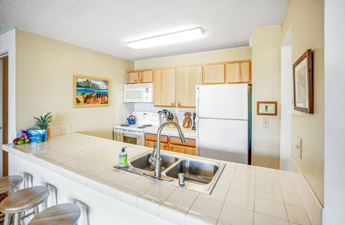 Hanamaulu Condo | Water-view 3rd-floor condo with community pool & grills - near sights & dining