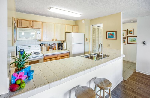 Hanamaulu Condo | Water-view 3rd-floor condo with community pool & grills - near sights & dining