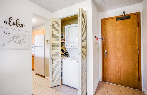 Hanamaulu Condo | Water-view 3rd-floor condo with community pool & grills - near sights & dining