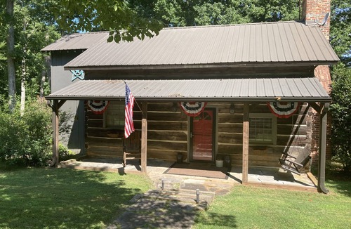 Gumlog Cabin | Waterfront Charmer: Historic log cabin on quiet cove