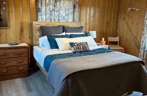 Steele Creek House | Waterfront Cottage, Fiery Sunsets