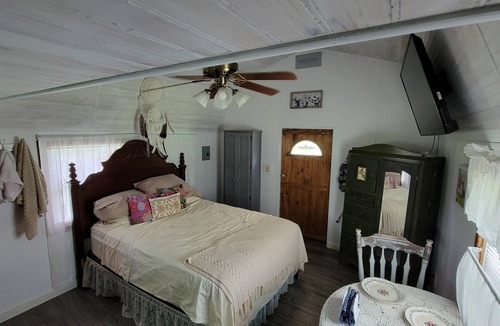 Greene County Cabin | Waterfront couples getaway