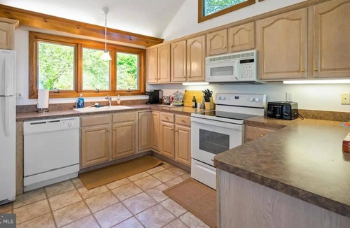Valley Lee House | Waterfront getaway with private beach!