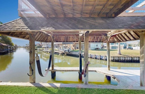 La Marque House | Waterfront Hideaway