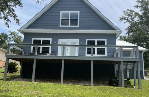 Clarksville House | Waterfront home Silver Lake Marianna FL near Blue Springs Rec Park & FL Caverns