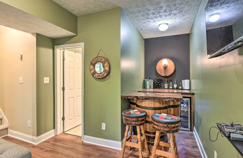 Martin Cabin | Waterfront House w/ Hot Tub on Lake Hartwell!
