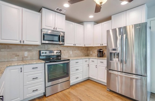 Chico House | waterfront, multi level gated deck + Kayaks!