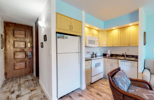 Honokowai Apartment | Waterfront Resort Escape with Shared Pool, Hot Tub, Putting Green & Tennis