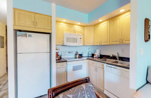 Honokowai Apartment | Waterfront Resort Escape with Shared Pool, Hot Tub, Putting Green & Tennis
