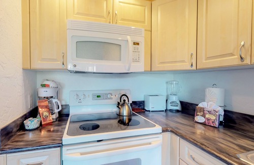 Honokowai Apartment | Waterfront Resort Escape with Shared Pool, Hot Tub, Putting Green & Tennis