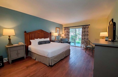 Crystal River Hotel | Waterfront Resort | Pools, Dining & Adventure on Crystal River