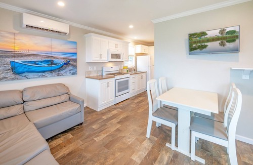 Coinjock Cottage | Waterview Cabin on Currituck Sound - Great Campground Amenities (WV90)