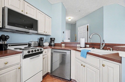 Manistee Condo | Waterview Studio at Beach, Pools