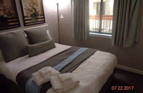 North Forest Beach Resort | Week 46: Cozy 1-bedroom resort HHI; Sea Crest Surf & Racquet Club.