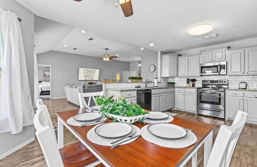 Abilene House | Weekday Summer Deals ~ Near Dyess ~Pets OK~ Sleeps 8 ~ 5 Stars ~Spacious ~ Clean