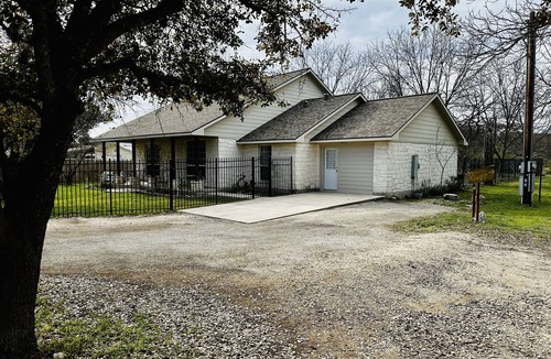 Leakey House | Welcome anytime, 55 yards to the Frio river