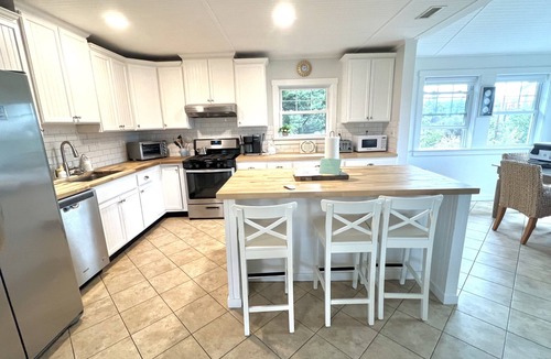 Avon House | Welcome to Makai Sunrise, a cottage by the beach and a 30 second walk to shore!